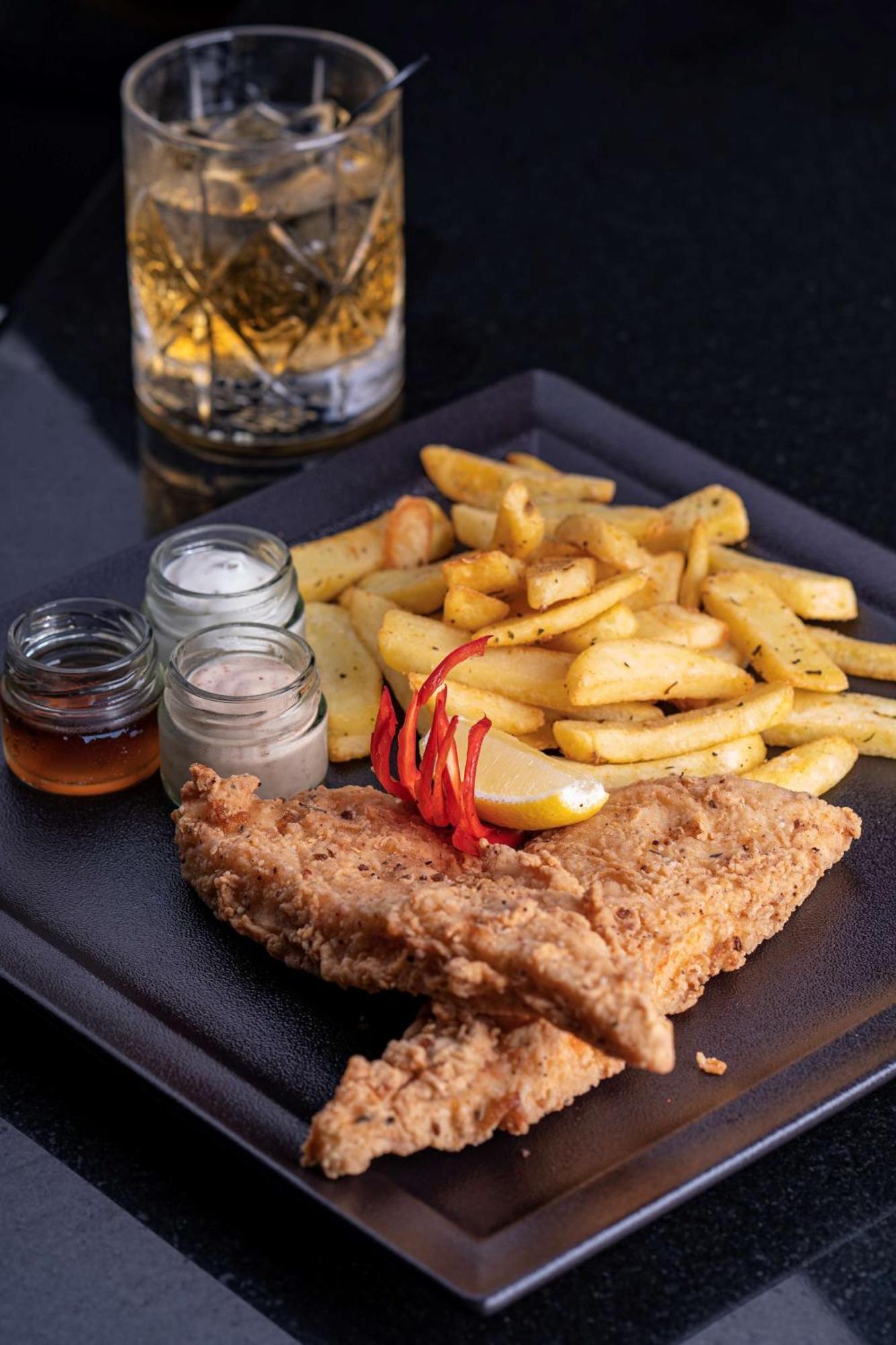 Radisson Blu Hotel & Resort, Sohar Extérieur photo Schnitzel with chips