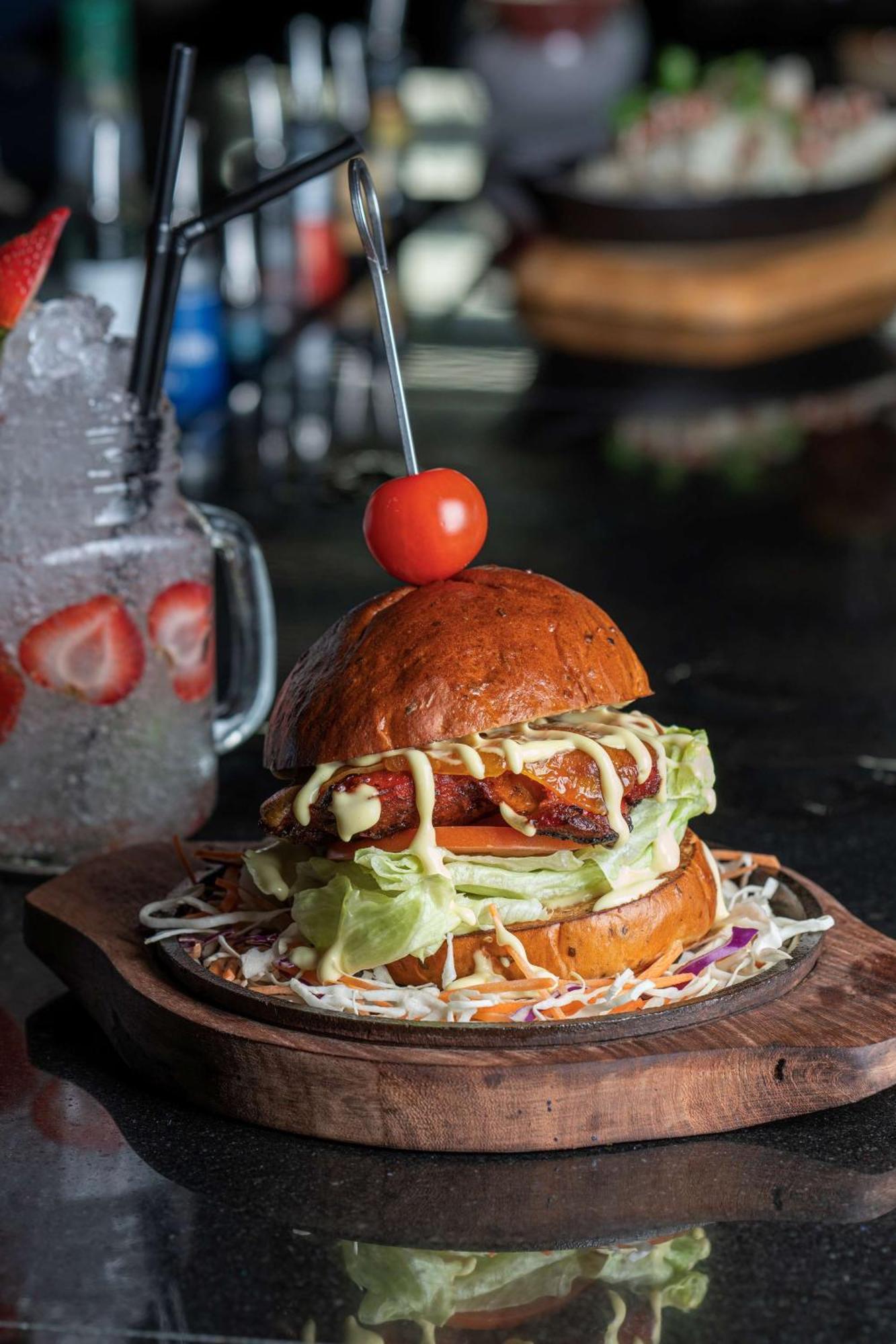 Radisson Blu Hotel & Resort, Sohar Extérieur photo A burger
