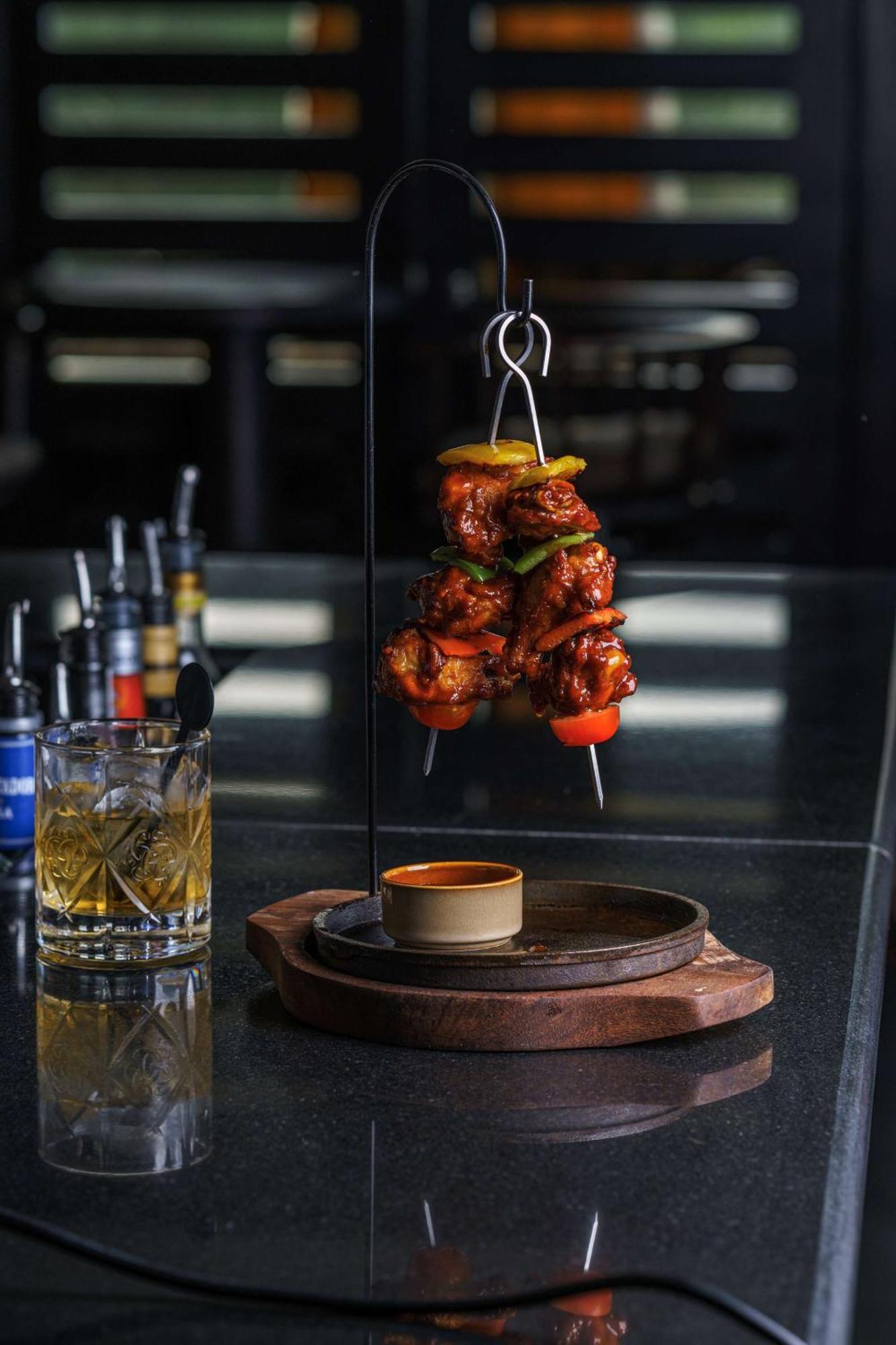 Radisson Blu Hotel & Resort, Sohar Extérieur photo A chicken tikka served on a skewer