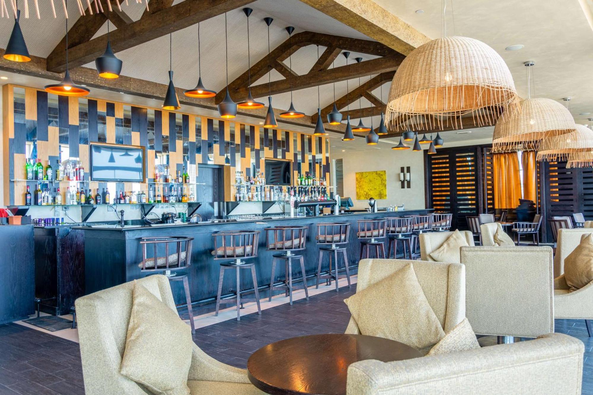 Radisson Blu Hotel & Resort, Sohar Extérieur photo The bar at the Sky Bar