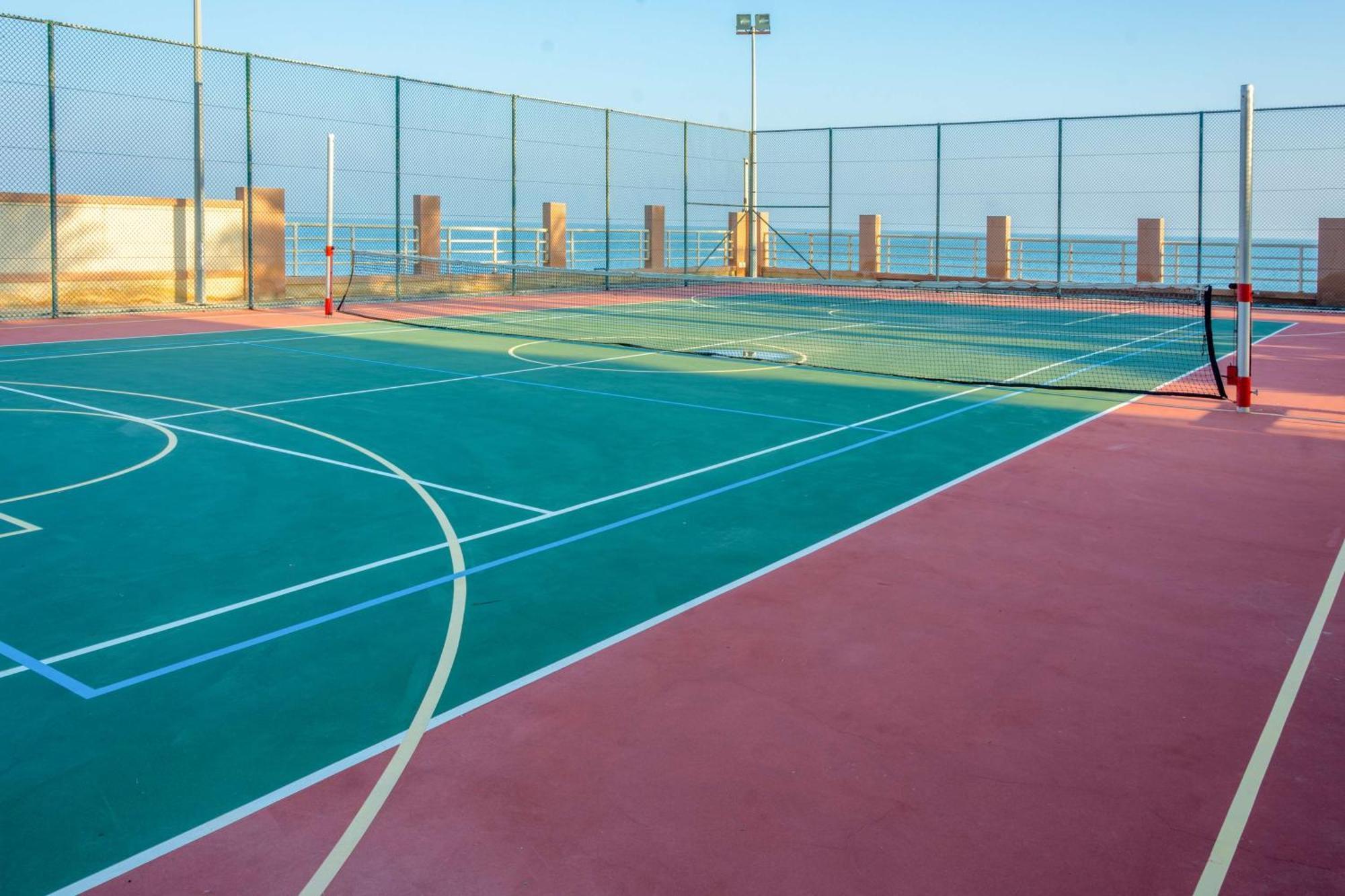 Radisson Blu Hotel & Resort, Sohar Extérieur photo A paddle tennis court