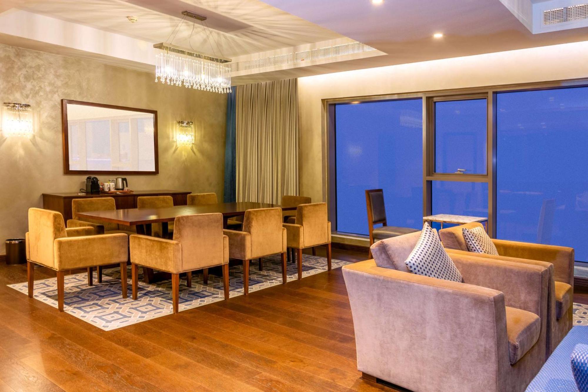 Radisson Blu Hotel & Resort, Sohar Extérieur photo Club Lounge at the 39th floor