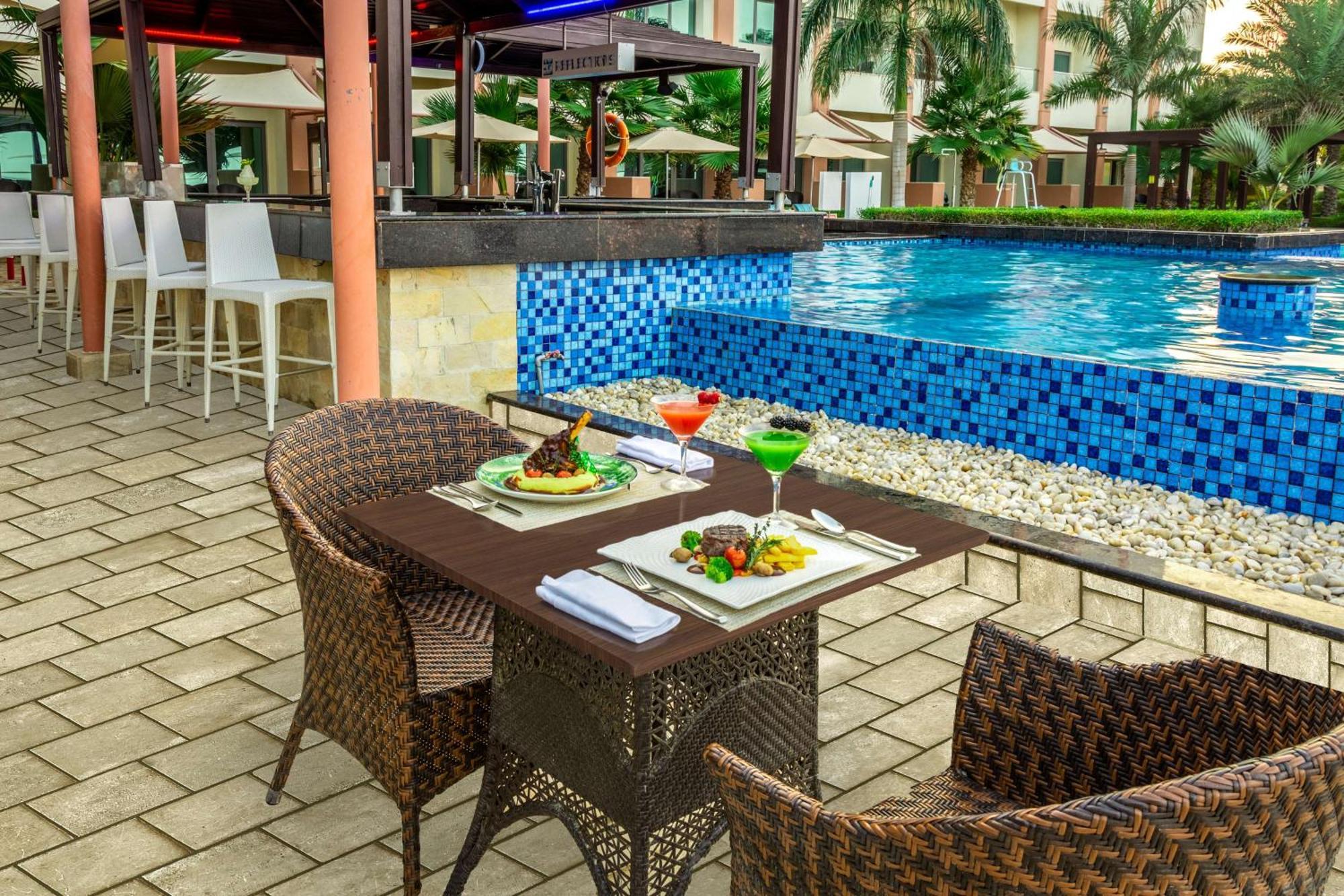 Radisson Blu Hotel & Resort, Sohar Extérieur photo The swimming pool at the hotel