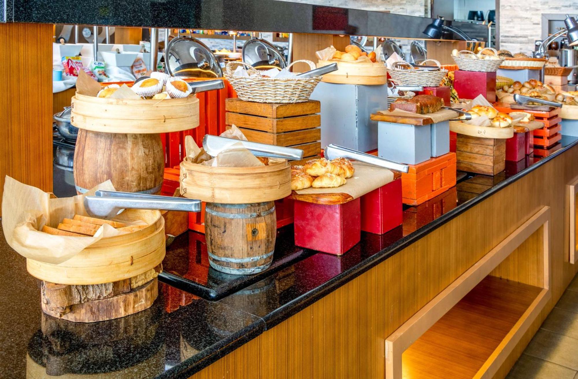 Radisson Blu Hotel & Resort, Sohar Extérieur photo A dim sum buffet at a hotel in Singapore