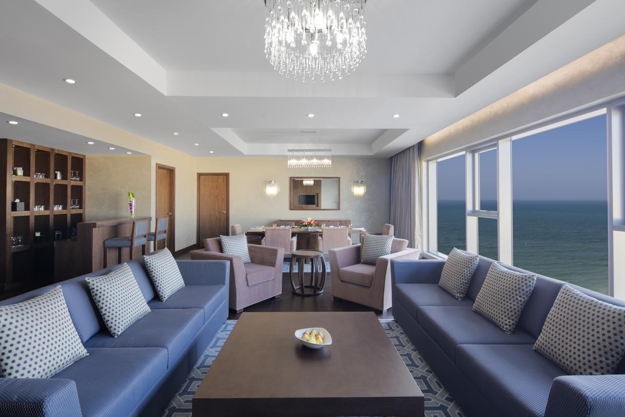 Radisson Blu Hotel & Resort, Sohar Extérieur photo Suite at the hotel